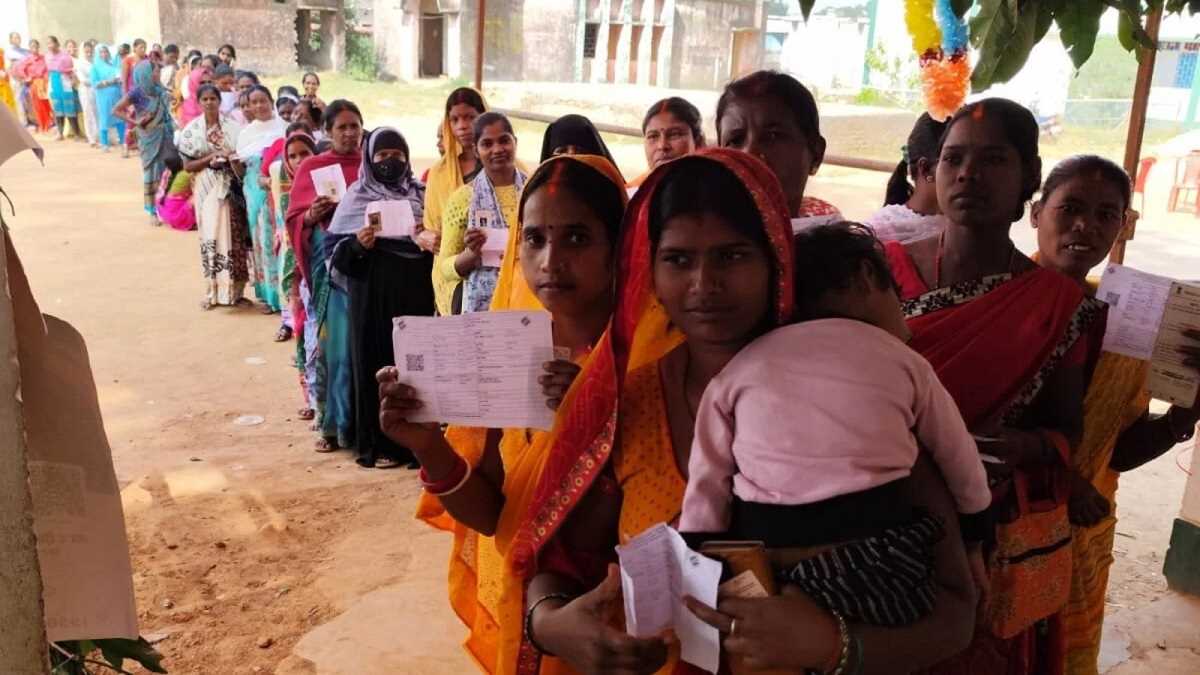 झारखंड : 11 बजे तक 31.37 फीसदी वोट, मधुपुर में पार्टी के पक्ष में वोट दिला रहा पोलिंग अफसर गिरफ्तार